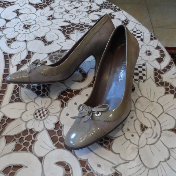 Chanel Gray Suede/Patent Leather Pumps w/Front Bow Detail Size 39.5B - Picture 1 of 16